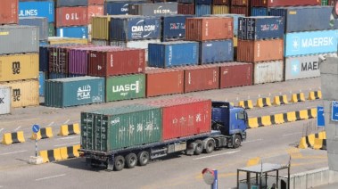 شاحنة تنقل حاويات في ميناء العقبة بالأردن يوم 30 أغسطس