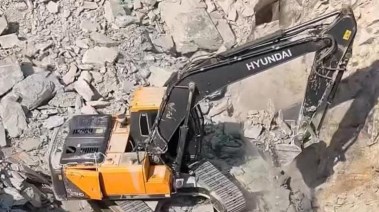 جرافات تبحث عن عمال بعد انهيار منجم للتعدين في ولاية البحر الأحمر بالسودان