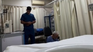مساعدة ممرض لمسن بالرعاية على آداء الصلاة
