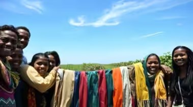 قرية صينية تحول أزياء فاخرة من نفايات البلاستيك