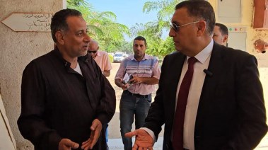 محافظ القليوبية مع مدير المدرسة