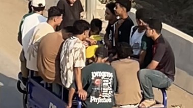 صورة الشباب أعلى التروسكل