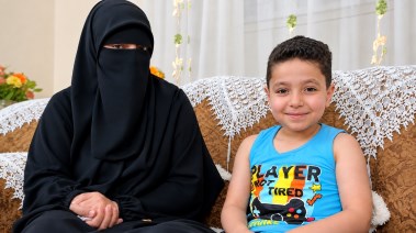 الطفل يوسف المصاب بضمور العضلات