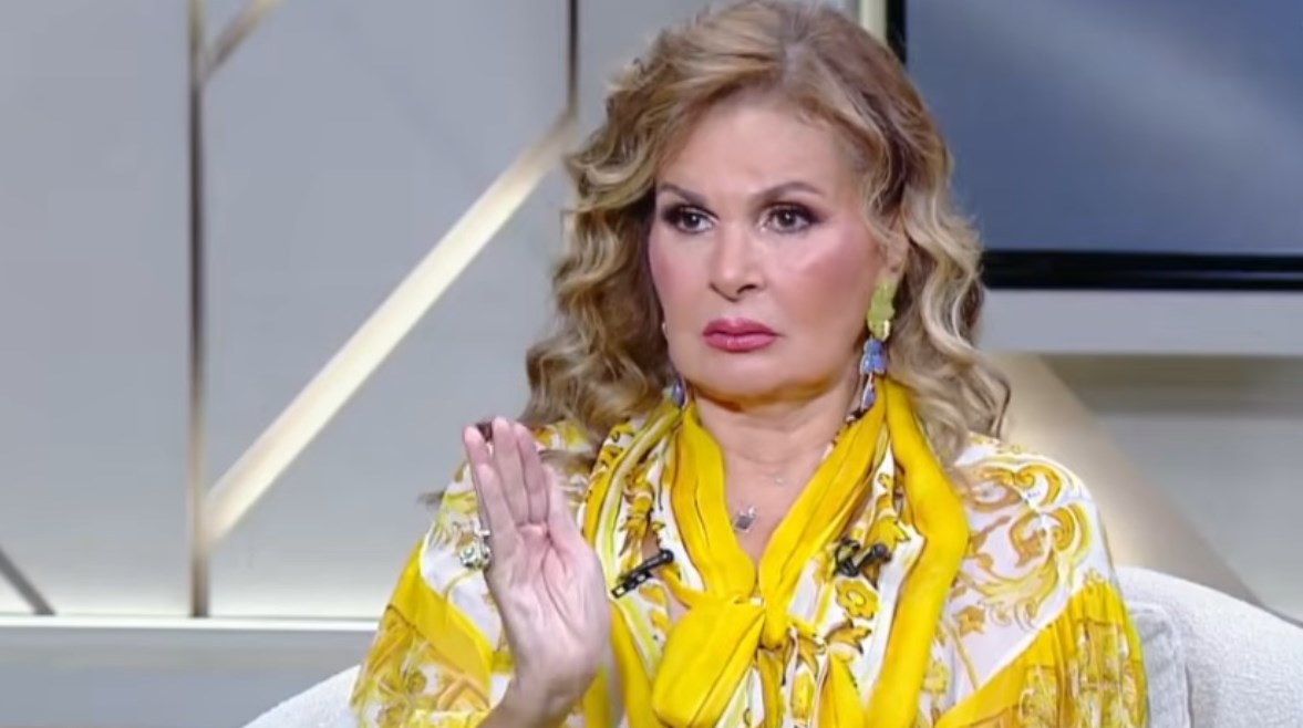 الفنانة يسرا