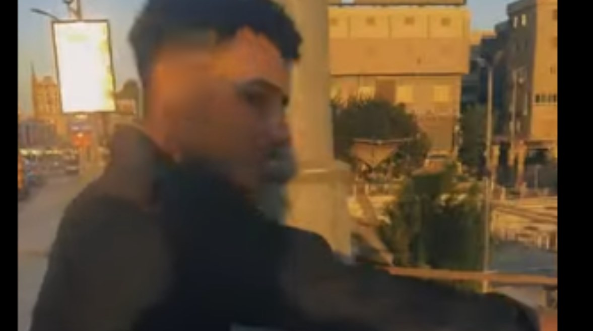  شاب يلقي مخلفات على المواطنين