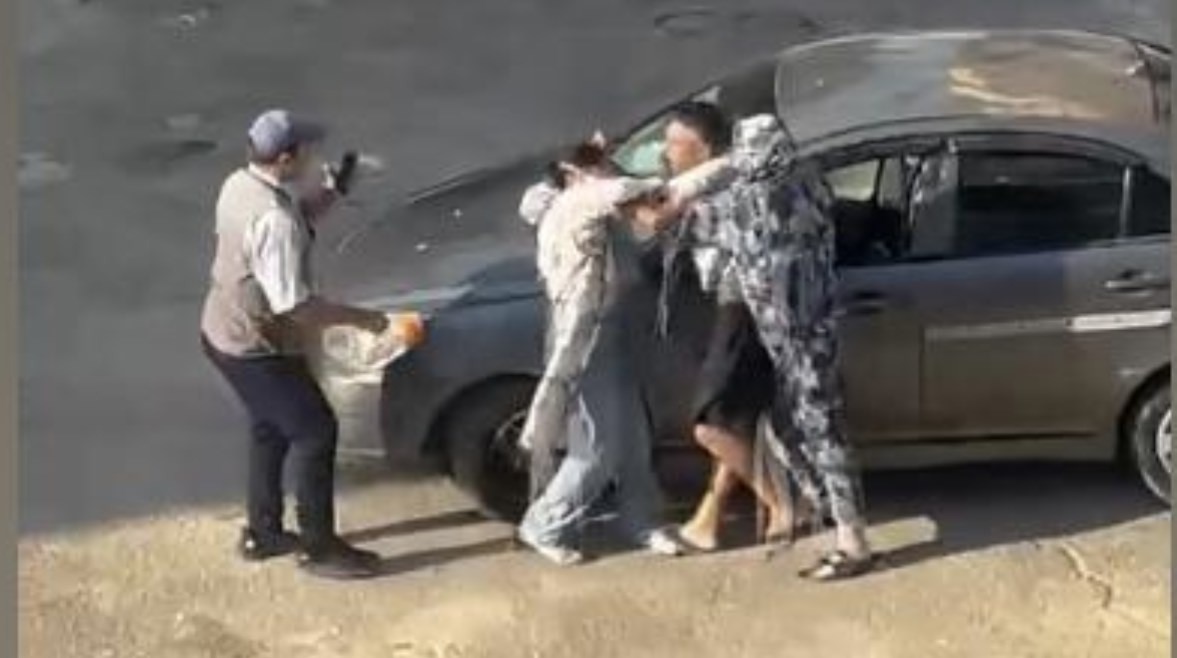 زوج يعتدي على زوجته ويسحلها 