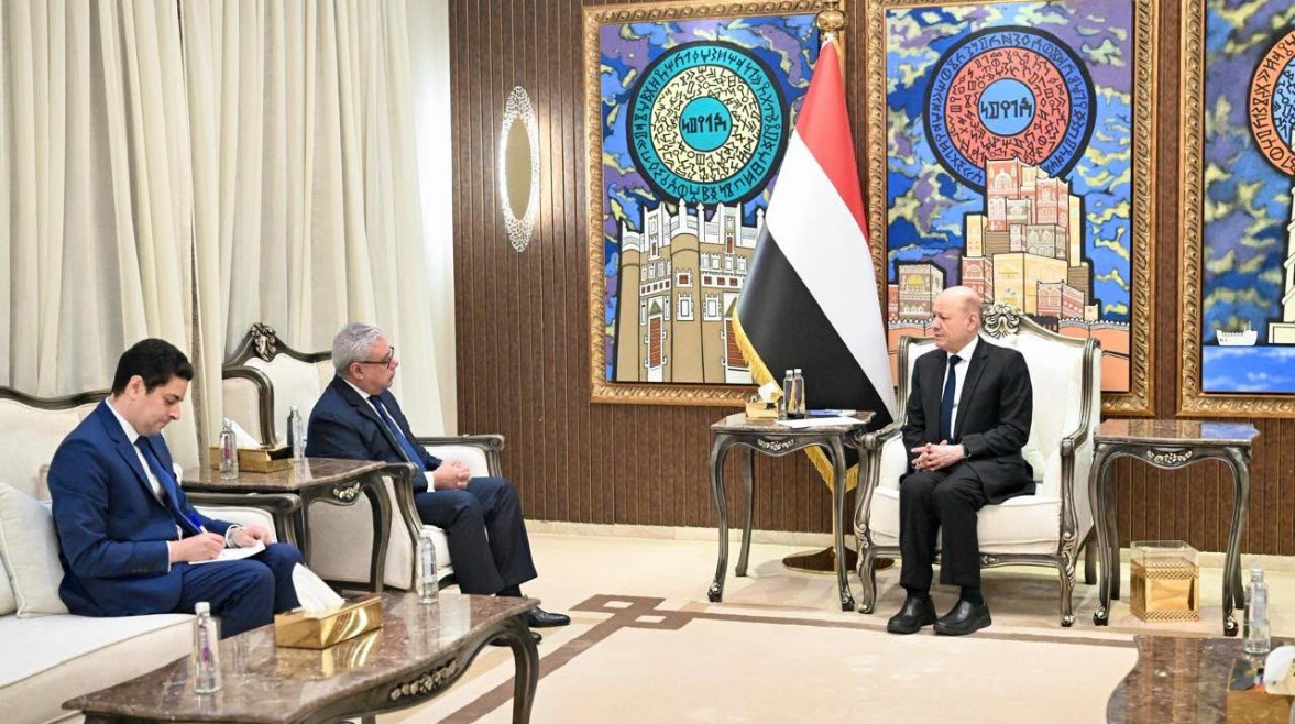  سفير مصر لدى الجمهورية اليمنية يلتقي رئيس مجلس القيادة الرئاسي اليمني