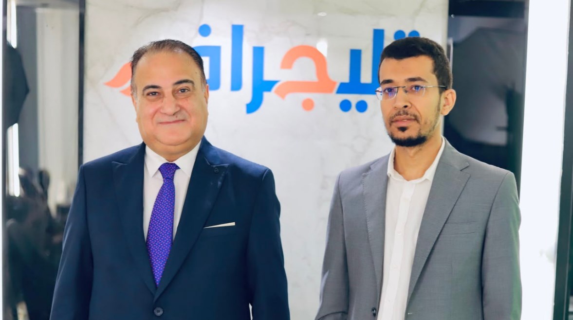 استشاري أمراض النساء والتوليد الدكتور طاهر خفاجي مع محرر تليجراف 
