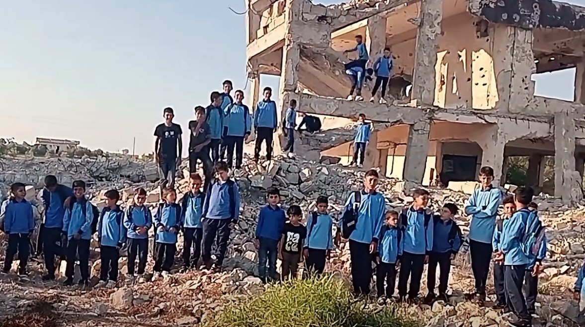 طلاب مدرسة النخلات 