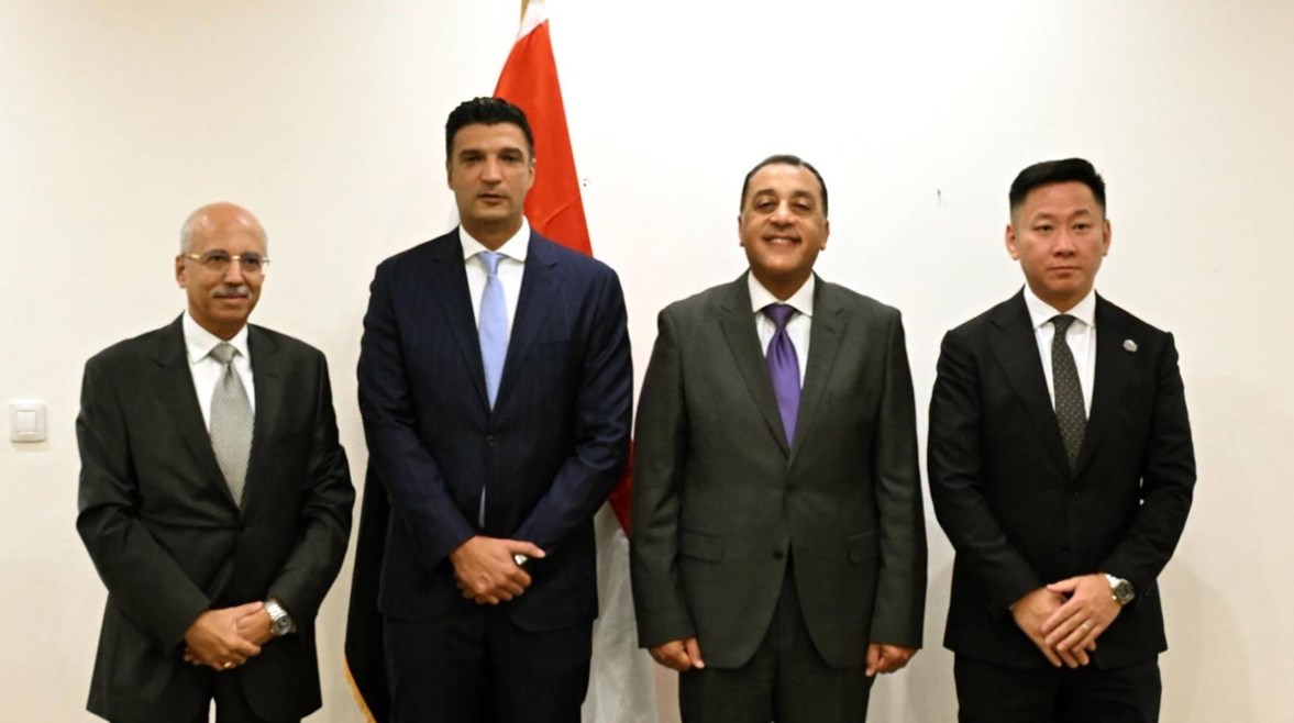 وزير الصناعة ورئيس الوزراء على هامش توقيع العقد 