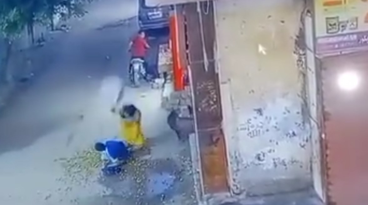 اعتداء سيدة على شاب من ذوى الهمم بالمنيا 