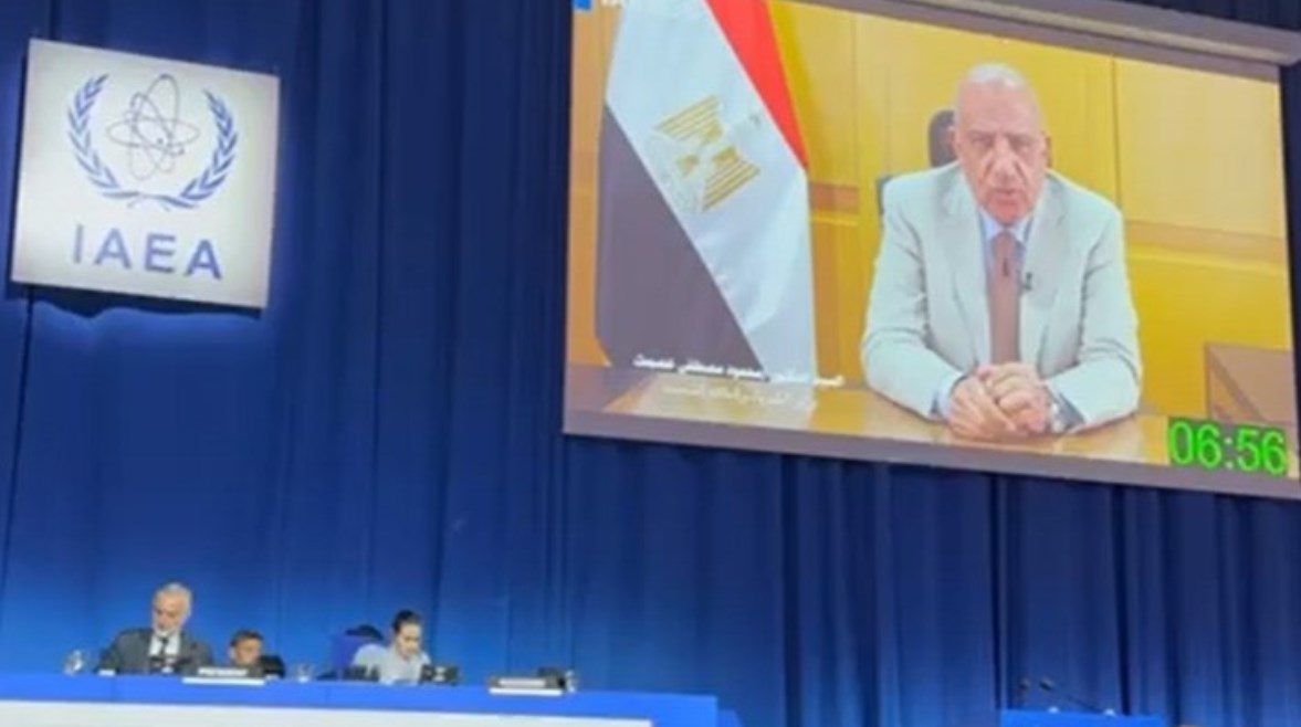 وزير الكهرباء والطاقة المتجددة، الدكتور محمود عصمت