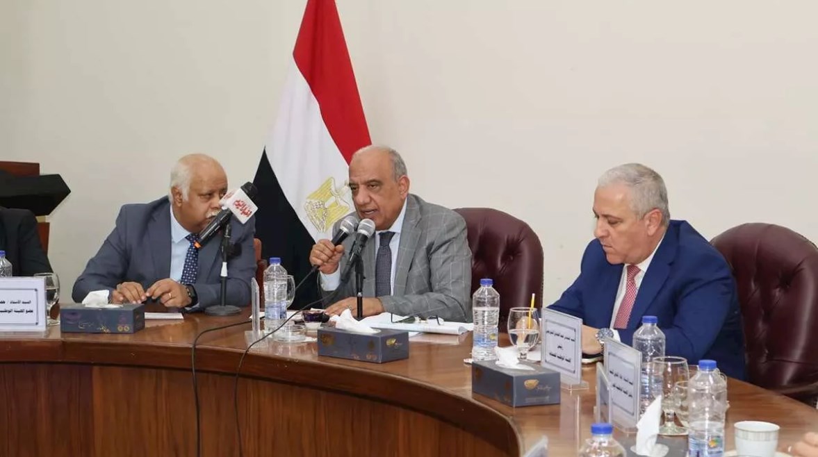 وزير الكهرباء والطاقة المتجددة، الدكتور محمود عصمت