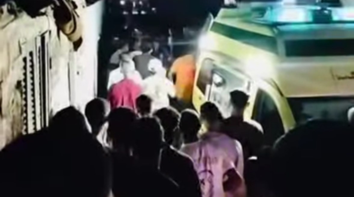 لحظة نقل المصابين في حريق كفر العلو
