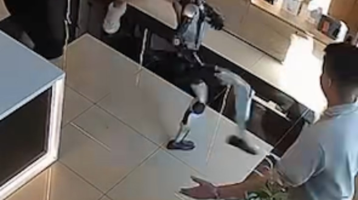 الروبوت وهو يهاجم الزبون