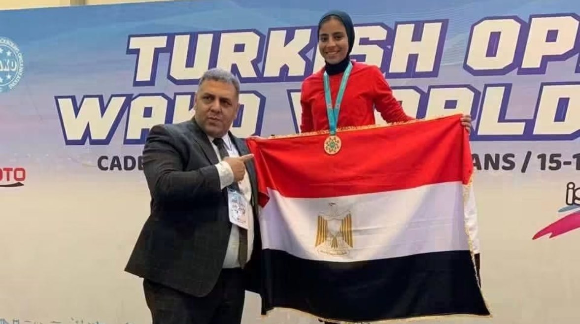 رغم الجدل التحكيمي.. بسملة العربي بطلة بورسعيد تحصد فضية العالم في الكيك بوكسينج وترفع علم مصر