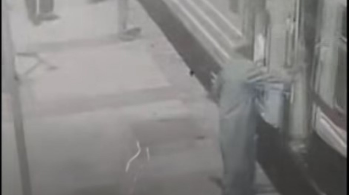 ناظر محطة قطار طهطا ينقذ راكبا من السقوط
