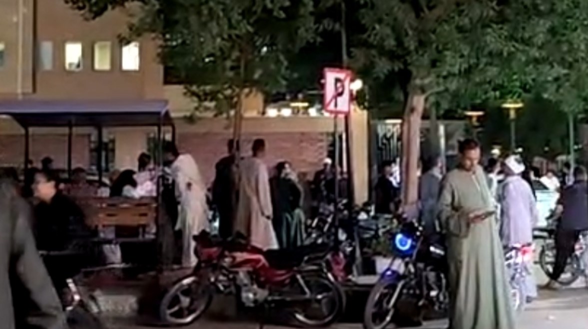 من امام المستشفي لحظه انتظار خروج الجثامين
