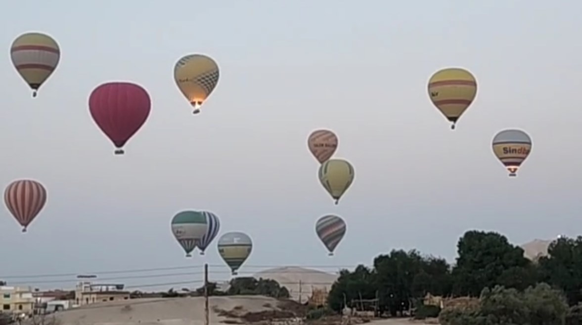 البالون الطائر يزين سماء الأقصر 