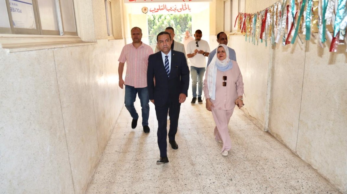 محافظ المنوفية اثناء الجولة 
