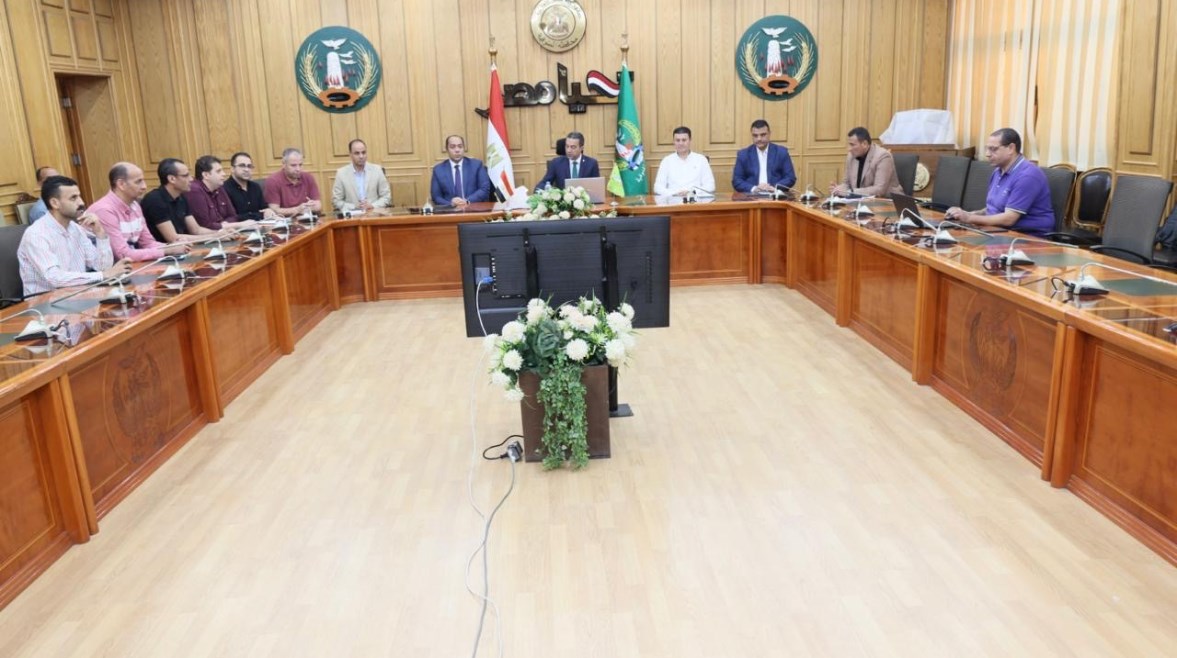 المحافظ اثناء الاجتماع 