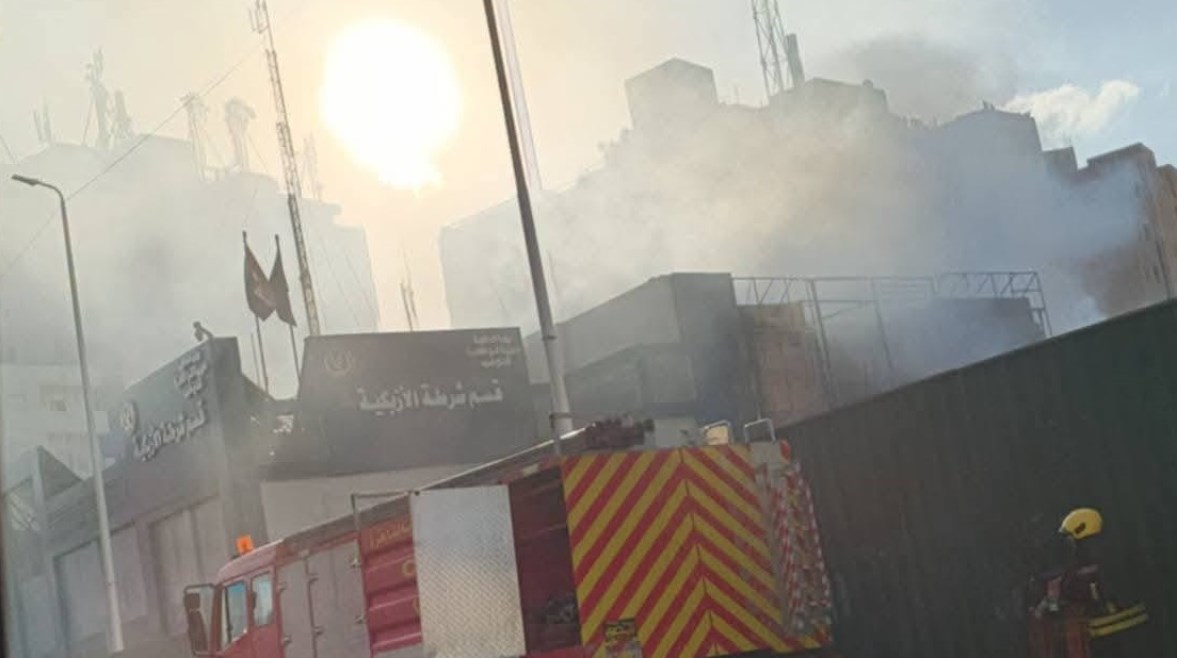 جانب من حريق واجهة قسم شرطة الأزبكية