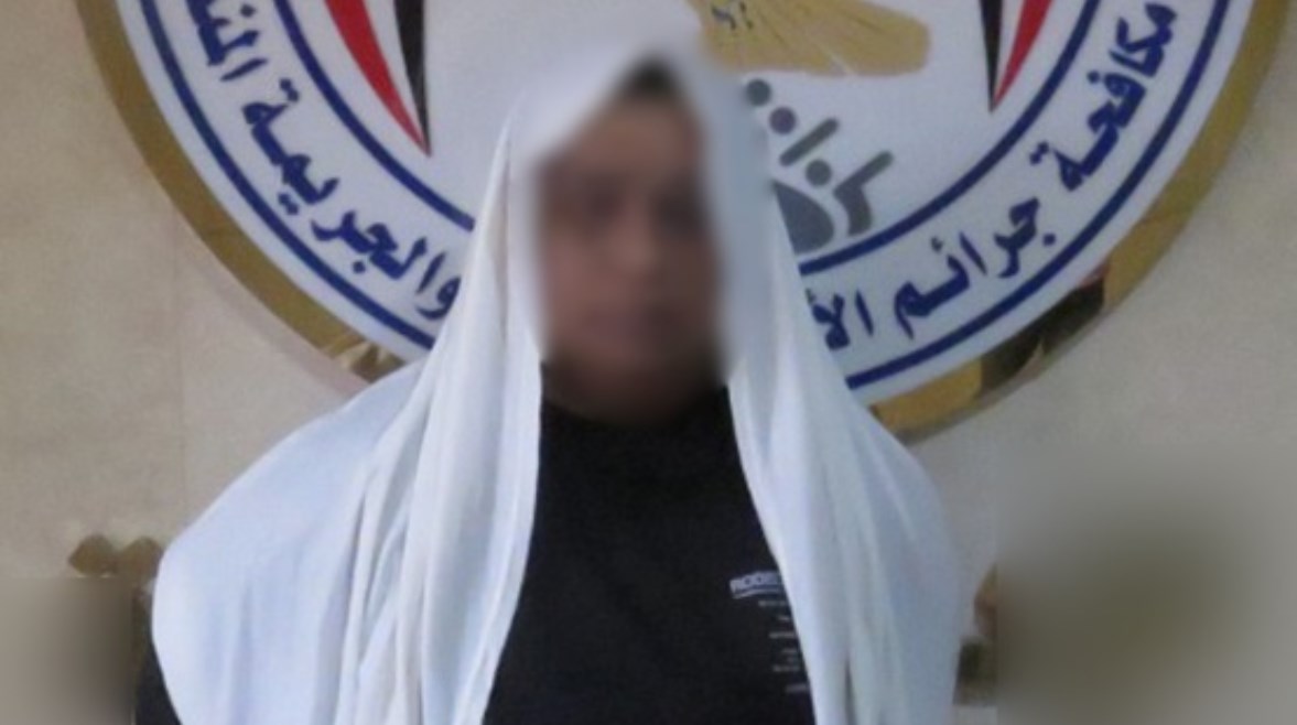 المتهمة بعد ضبطها 