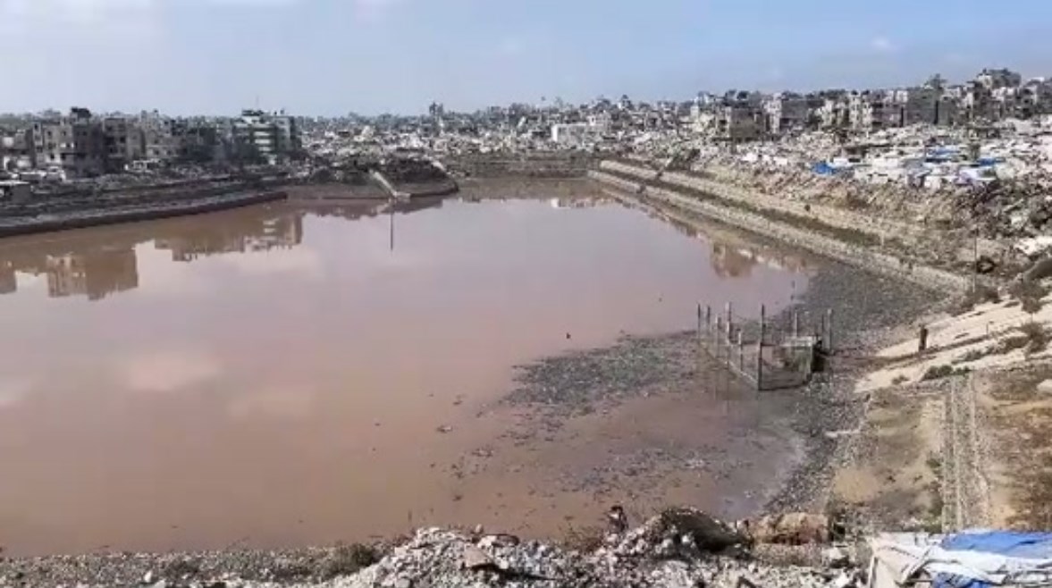 "رائحتها لا تُطاق"... تضرر البنية التحتية يحول بركة الشيخ رضوان في غزة من حوض للأمطار إلى مستنقع للصرف الصحي