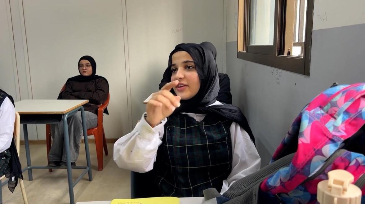 طلاب ثانوية يبدأون العام الدراسي بموقع بديل عن مدرستهم وسط توترات عسكرية في جنوب لبنان