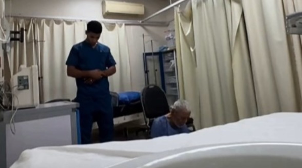 مساعدة ممرض لمسن بالرعاية على آداء الصلاة