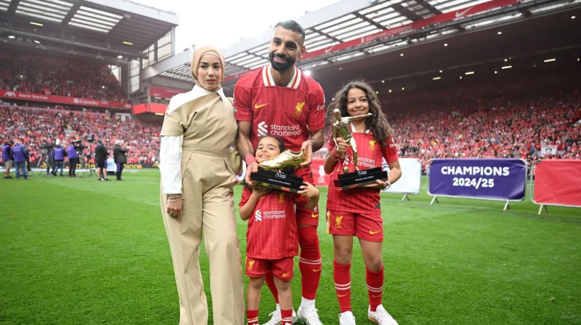 اللاعب محمد صلاح وزوجته