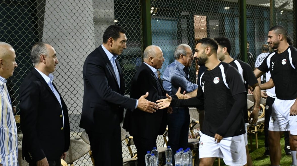 جوهرب نبيل مع لاعبي منتخب مصر