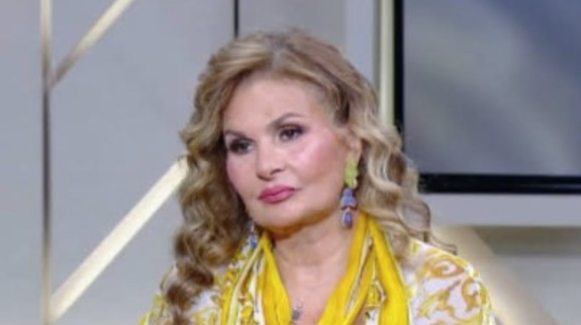 الفنانة يسرا 