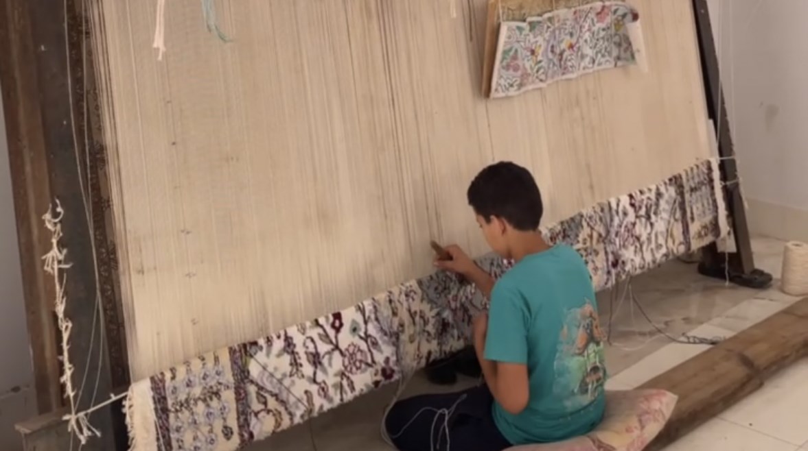 صورة أثناء إنتاج السجاد
