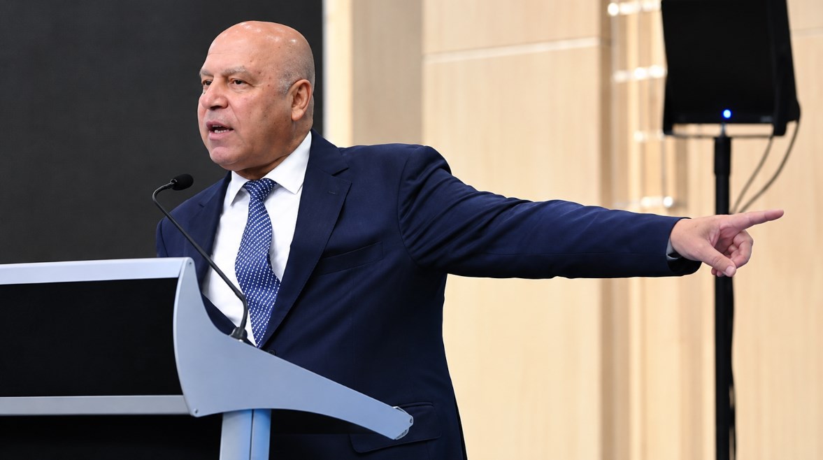 الفريق كامل الوزير وزير النقل 