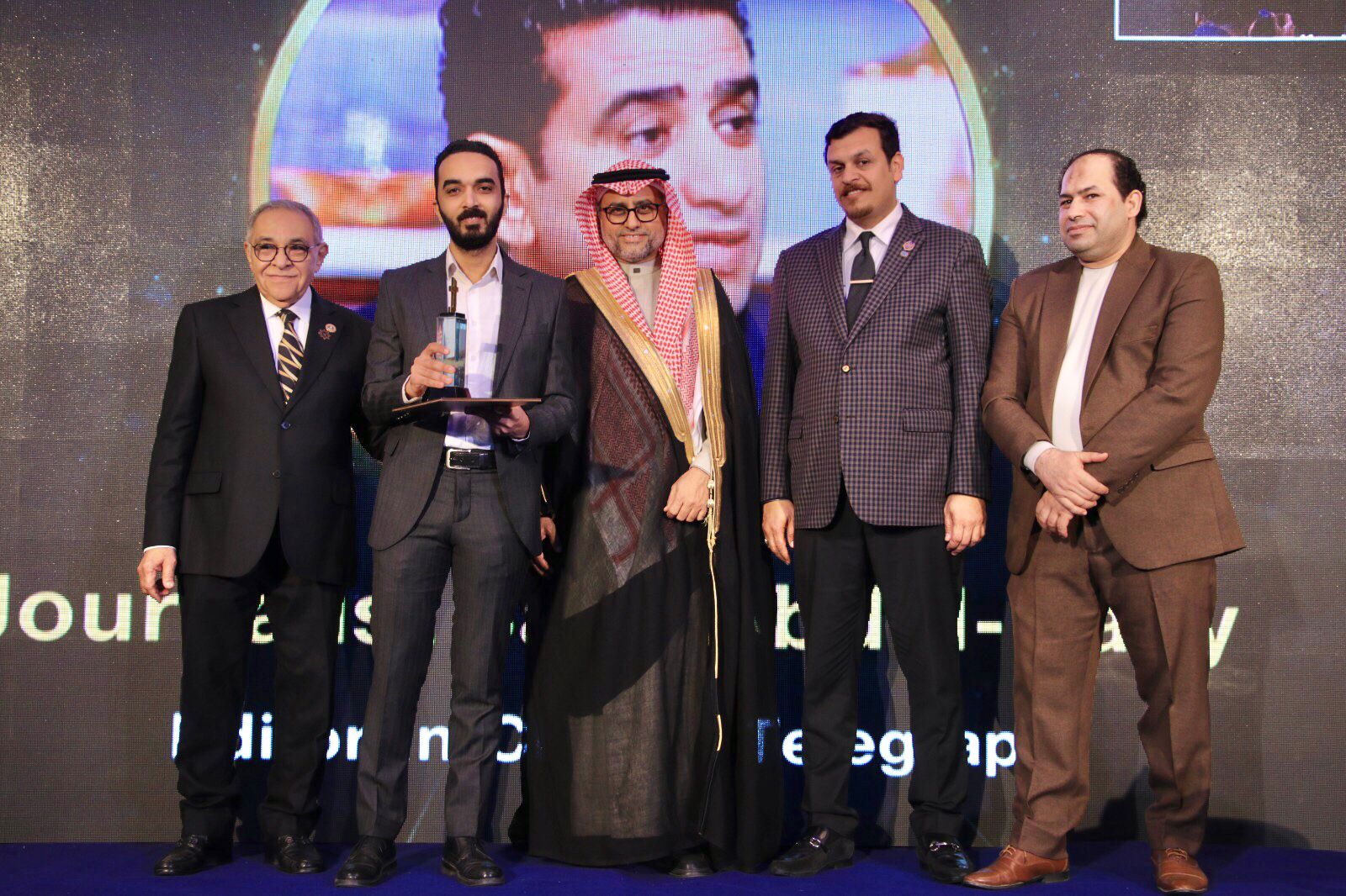 حسن راشد يتسلم جائزة Teno Time نيابة عن رئيس تحرير تليجراف مصر 