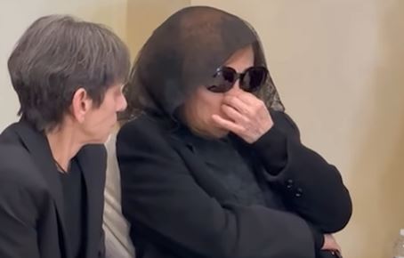 بكاء فيروز في جنازة نجلها هلي الرحباني