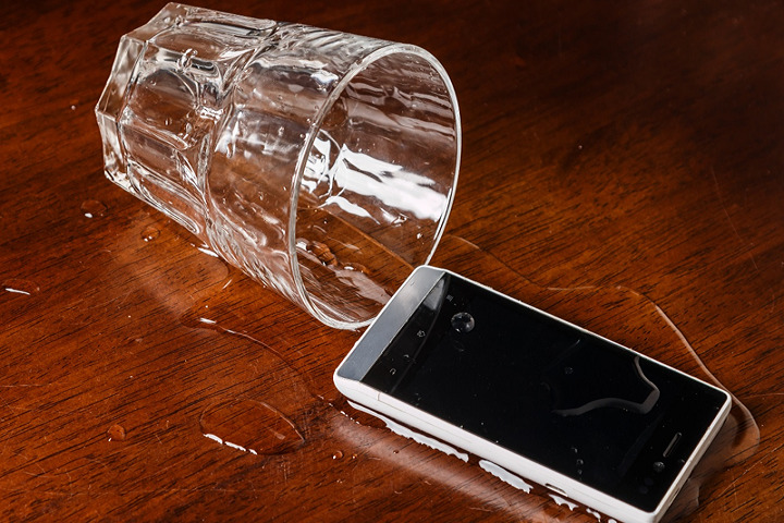 سقوط الهاتف في الماء1