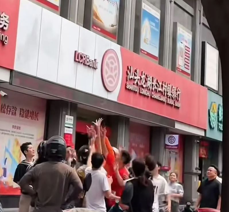 امرأة تلقي بالآلاف من الشرفة