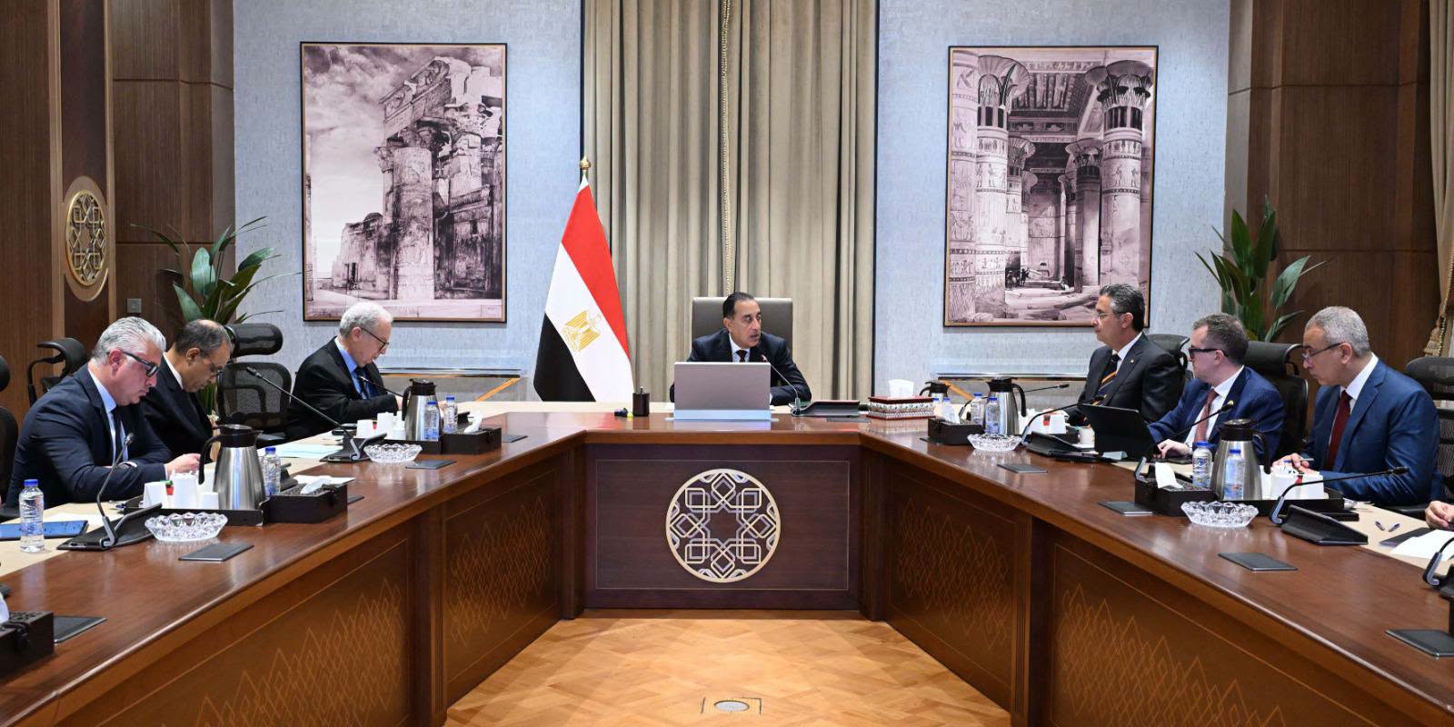 جانب من اجتماع رئيس مجلس الوزراء