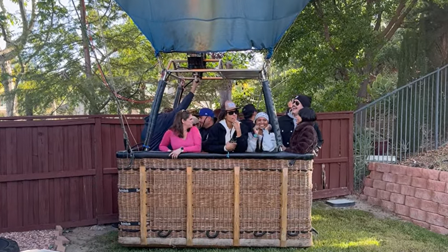 هبوط منطاد داخل أحد المنازل