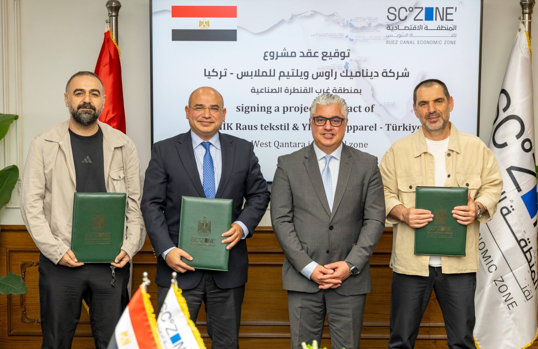 جانب من توقيع العقود