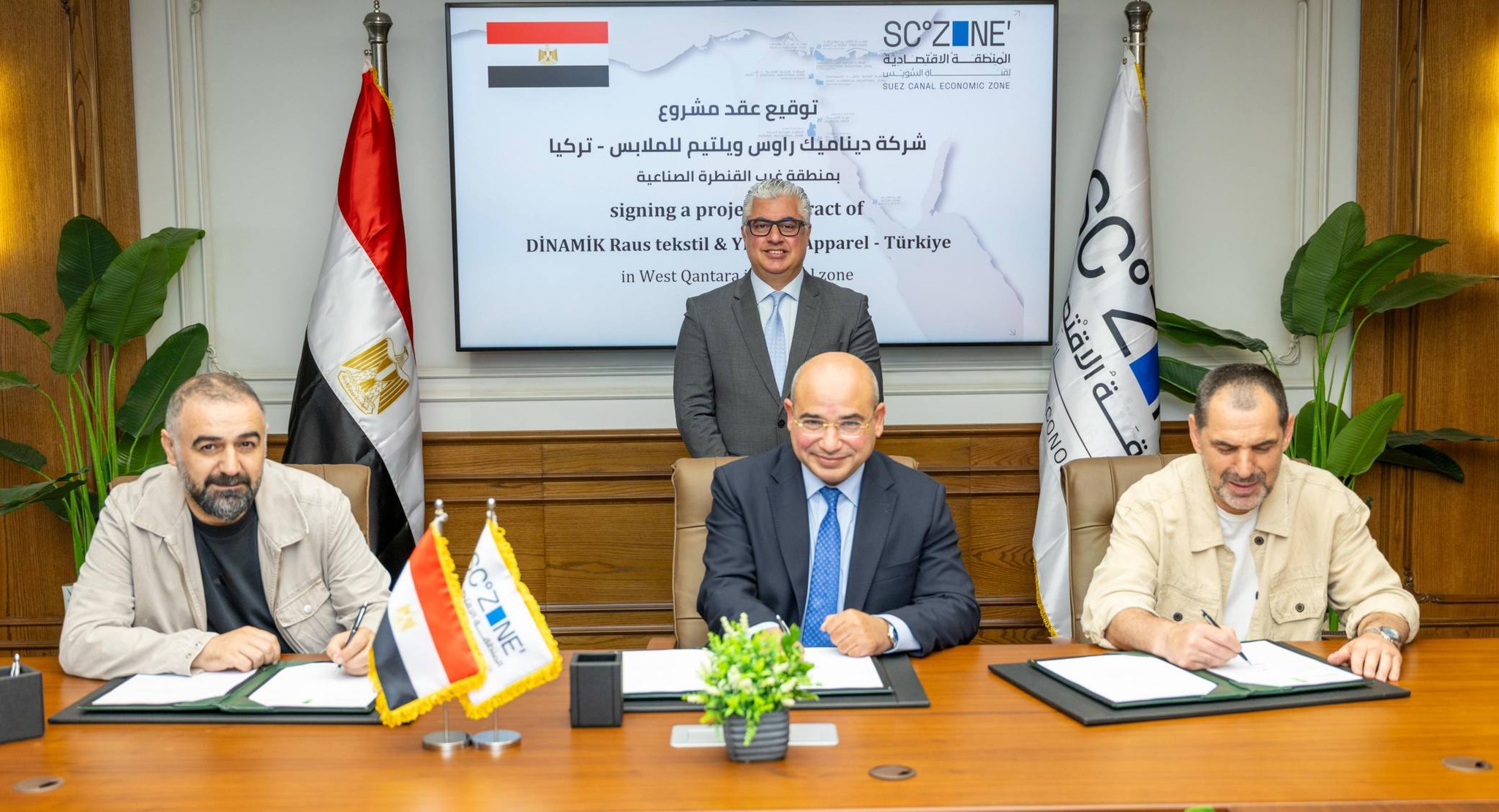 جانب من توقيع العقود