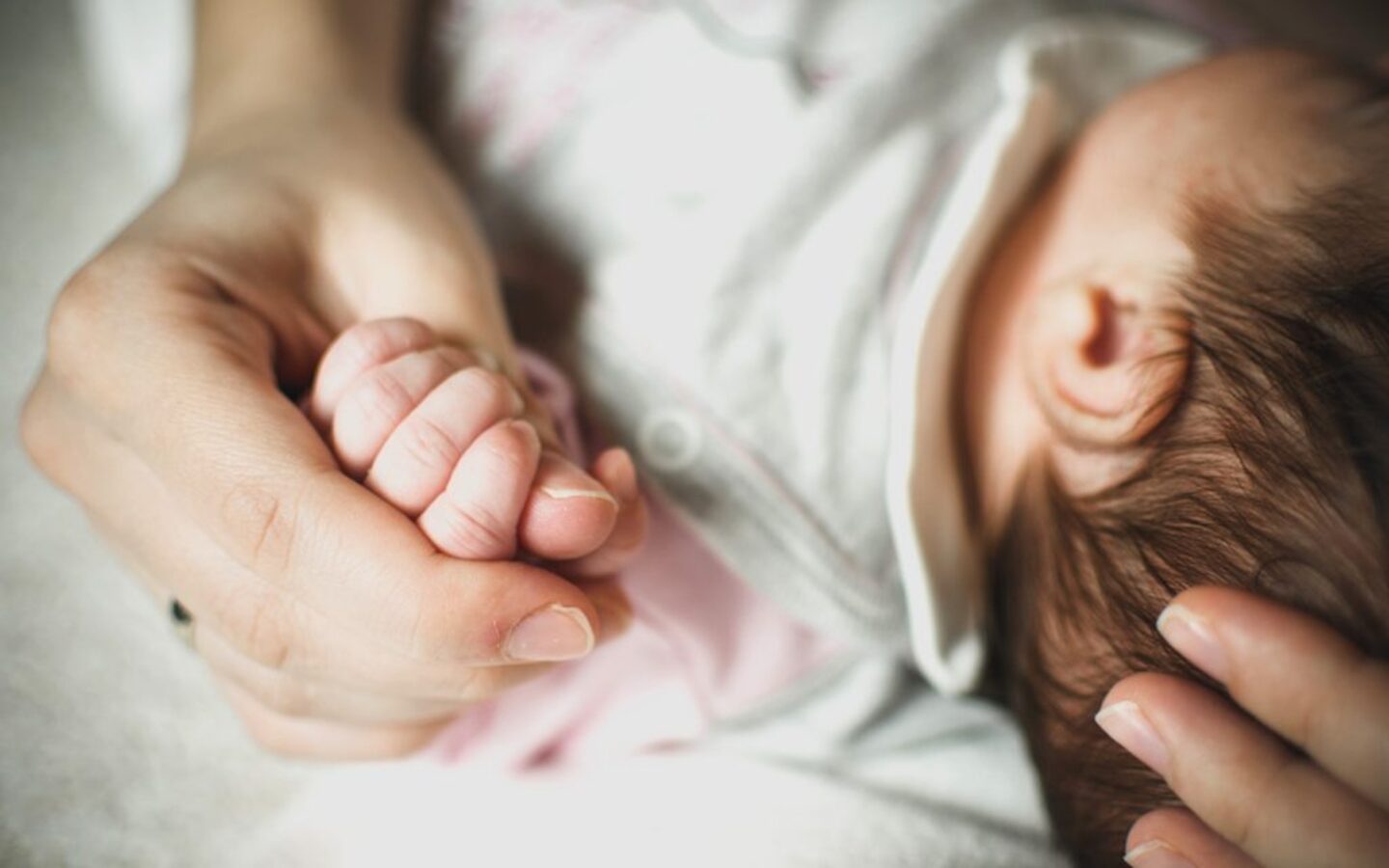 mother-holiding-newborns-hand-ar-22-april-2020-102