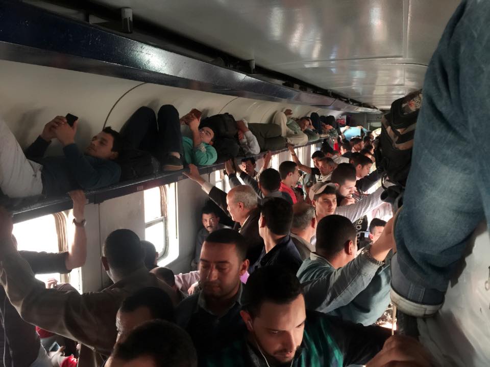 71715-شكوى-من-التزاحم-اليومى-فى-قطار-القاهرة-الإسك 71715-شكوى-من-التزاحم-اليومى-فى-قطار-القاهرة-الإسك